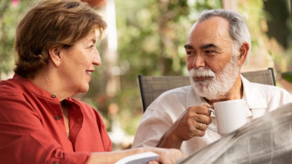 Idosos sentados e conversando sobre a aposentadoria por tempo de contribuição