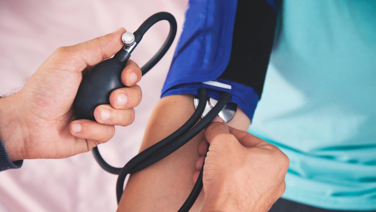 Homem fazendo exame para auxílio-doença sem carência